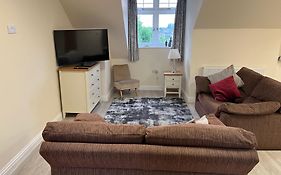 Quiet Studio Flat Near University & Qmc, King Size Bed
